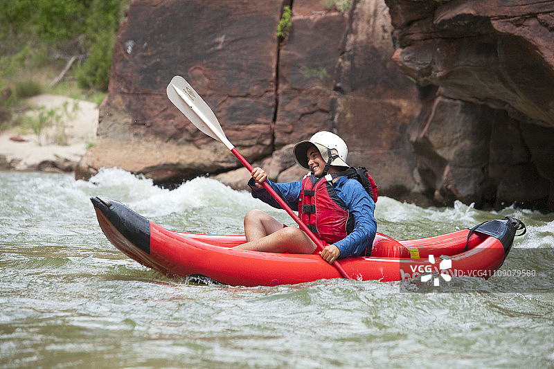 少年在绿河（洛多尔之门）上划皮划艇图片素材