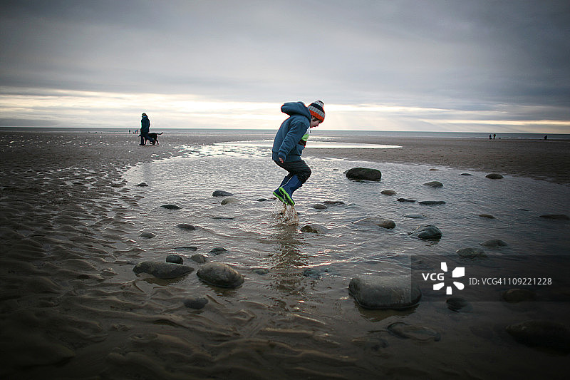 在岩石水池中跳跃图片素材