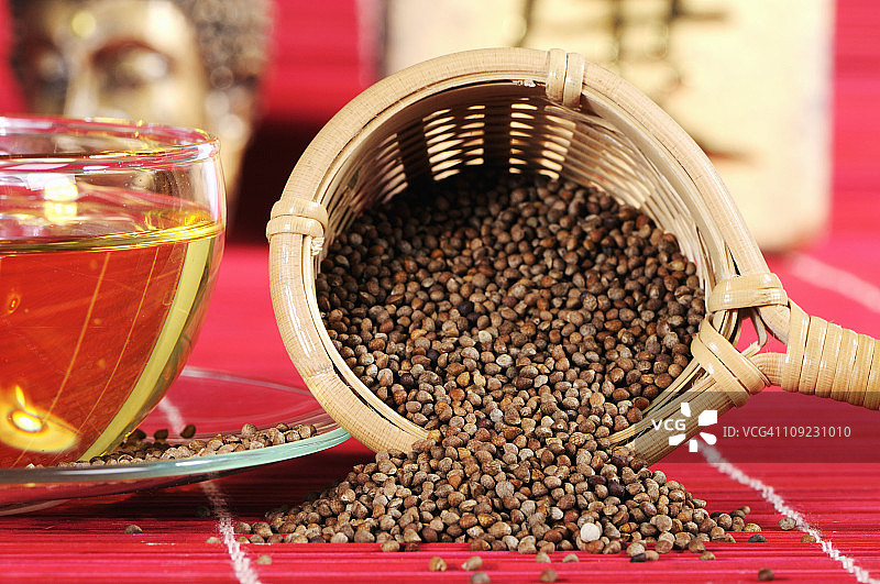 茶杯中的紫苏籽茶图片素材