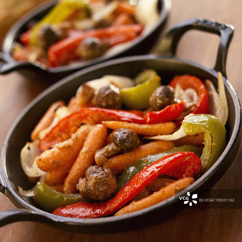 铁锅烤蔬菜特写图片素材
