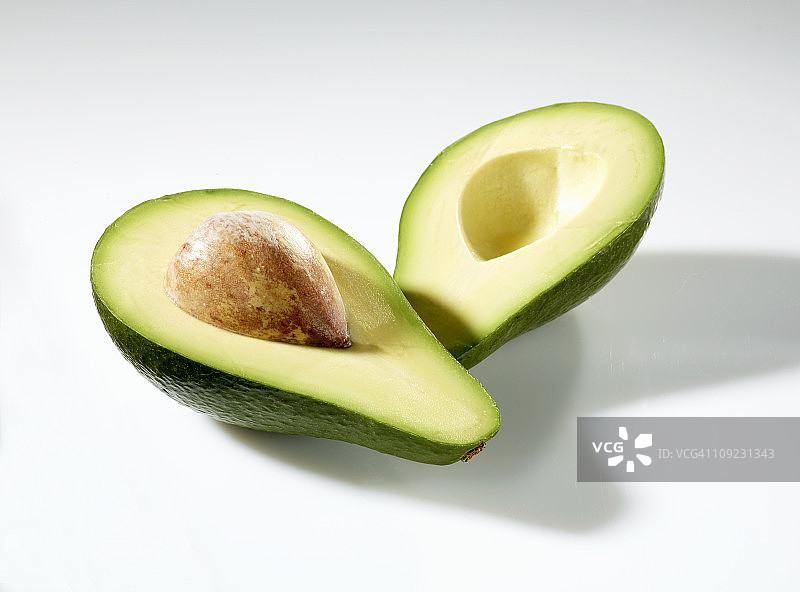 白色背景上的半个鳄梨特写图片素材