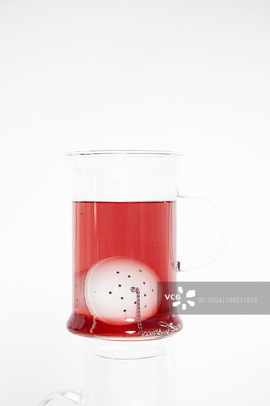 带滤茶器的玻璃杯装水果茶图片素材