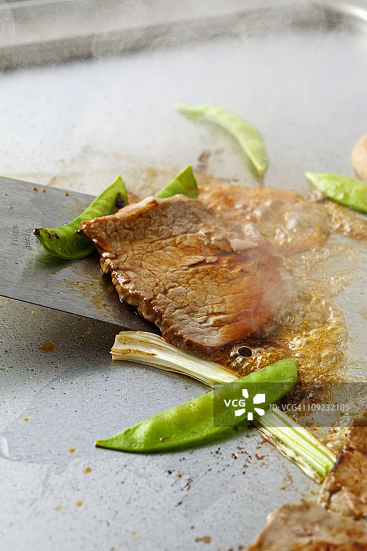 铁板烧牛肉配荷兰豆图片素材