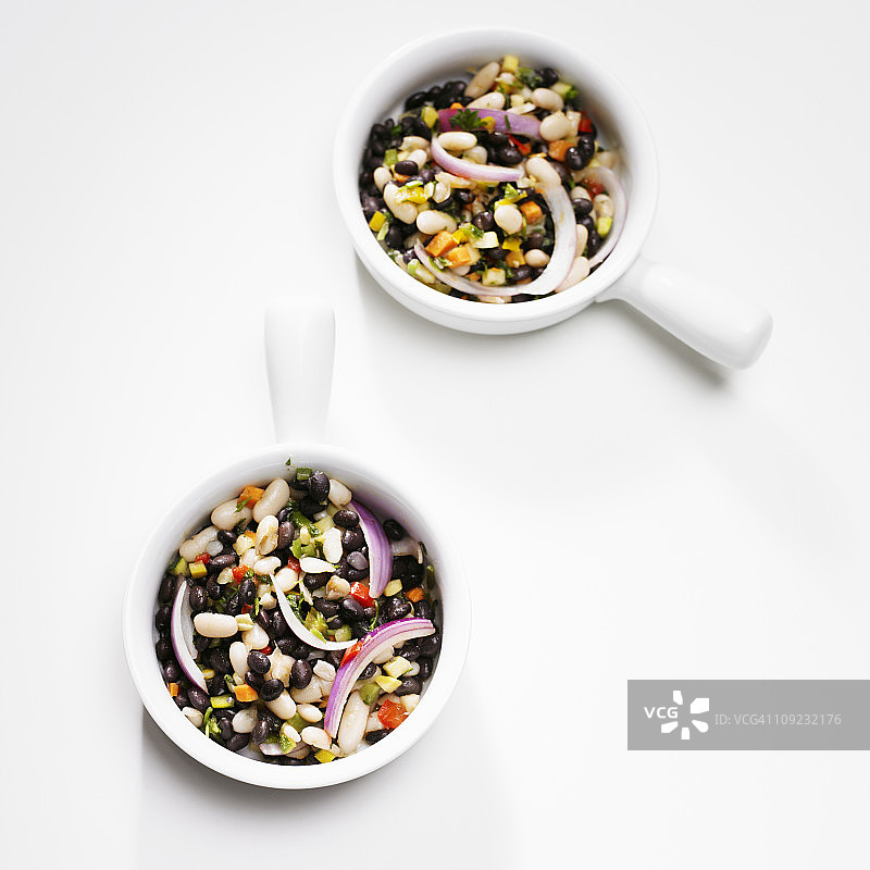 白色背景上的黑豆沙拉图片素材