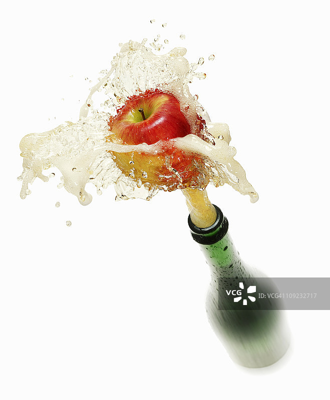 苹果酒从瓶中溅出图片素材