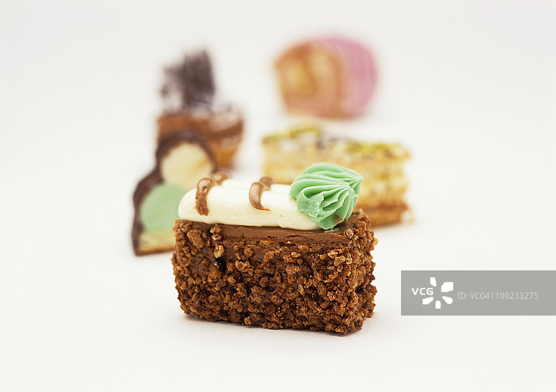 白色背景上带有彩色糖霜的小蛋糕，特写图片素材