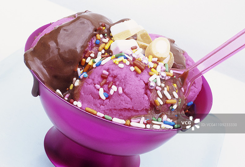特写：粉色冰淇淋与巧克力酱图片素材