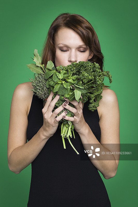 年轻女人拿着新鲜的香草图片素材