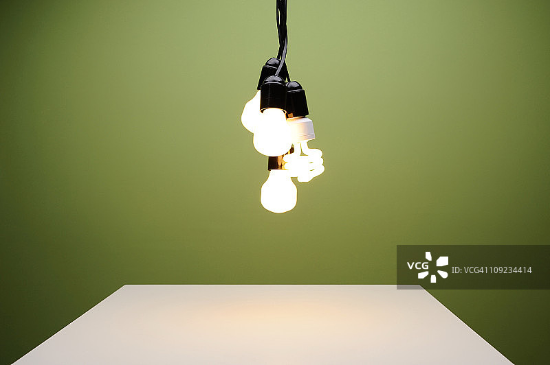 白色桌子上的灯泡图片素材