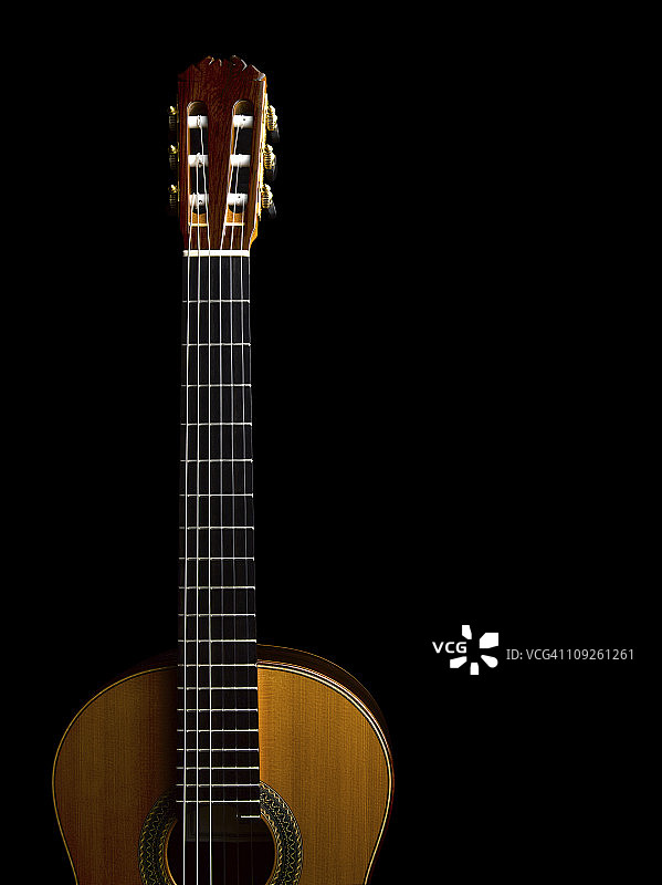 黑色背景上的原声吉他的特写镜头图片素材