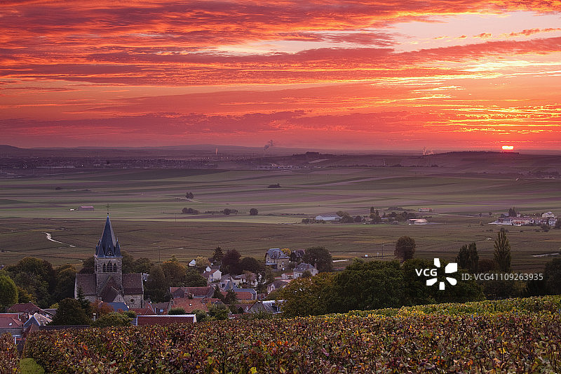 维勒多芒日镇全景日出图片素材