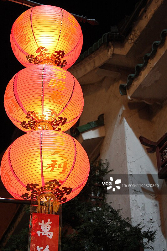 三个中式灯笼图片素材