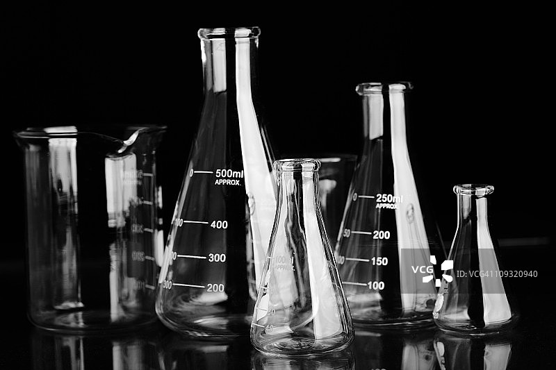 黑色背景上的科学实验室玻璃器皿图片素材