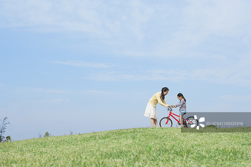 学习如何骑自行车的女孩图片素材