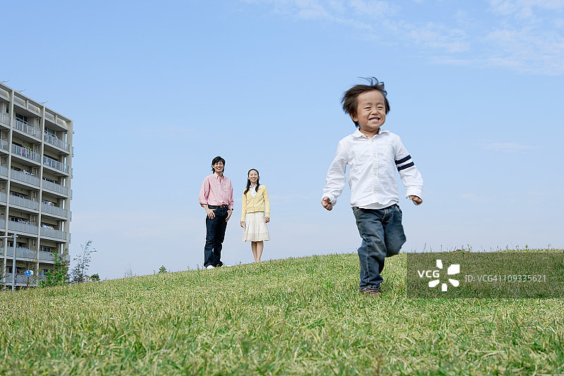 在草地上吹泡泡的孩子和父母图片素材