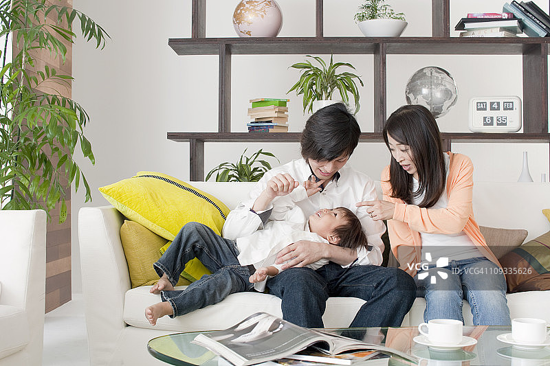 一家人在客厅里共度欢乐时光图片素材