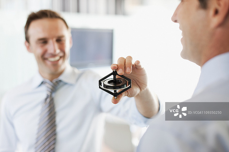 商人拿着陀螺仪图片素材