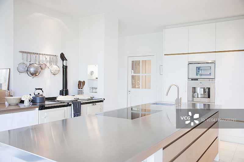 带不锈钢台面的现代厨房图片素材