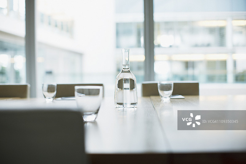 办公室空旷现代会议室里的水壶和玻璃杯图片素材