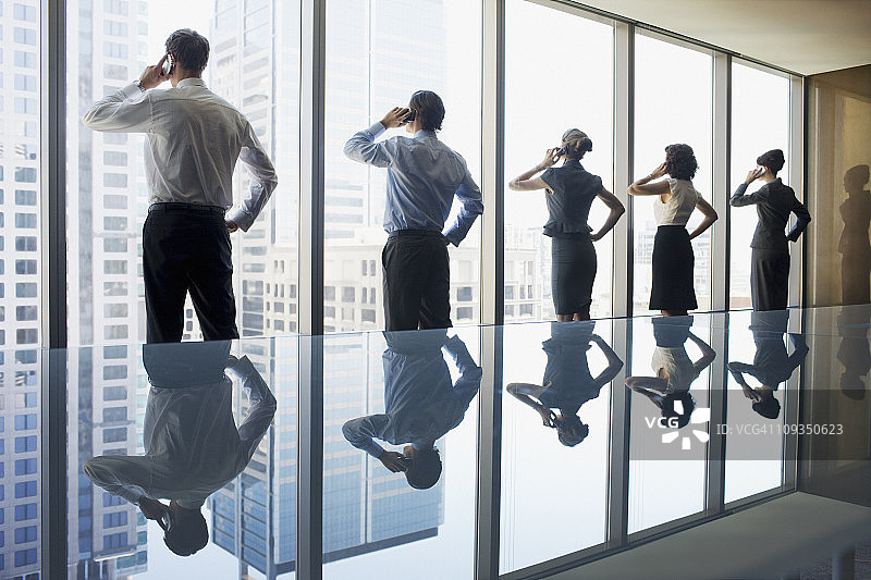 商务人士在会议室使用手机图片素材