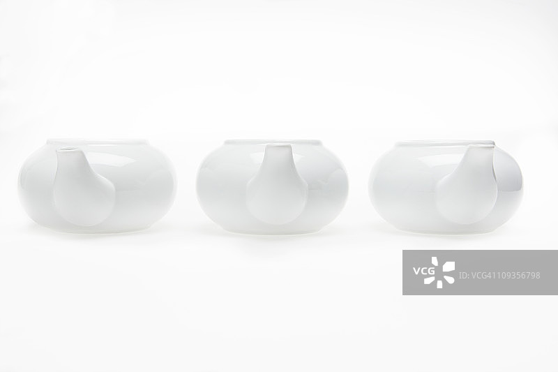 一排三个中国茶壶图片素材