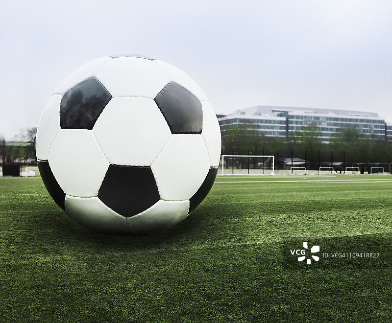 户外球场上的巨型足球图片素材