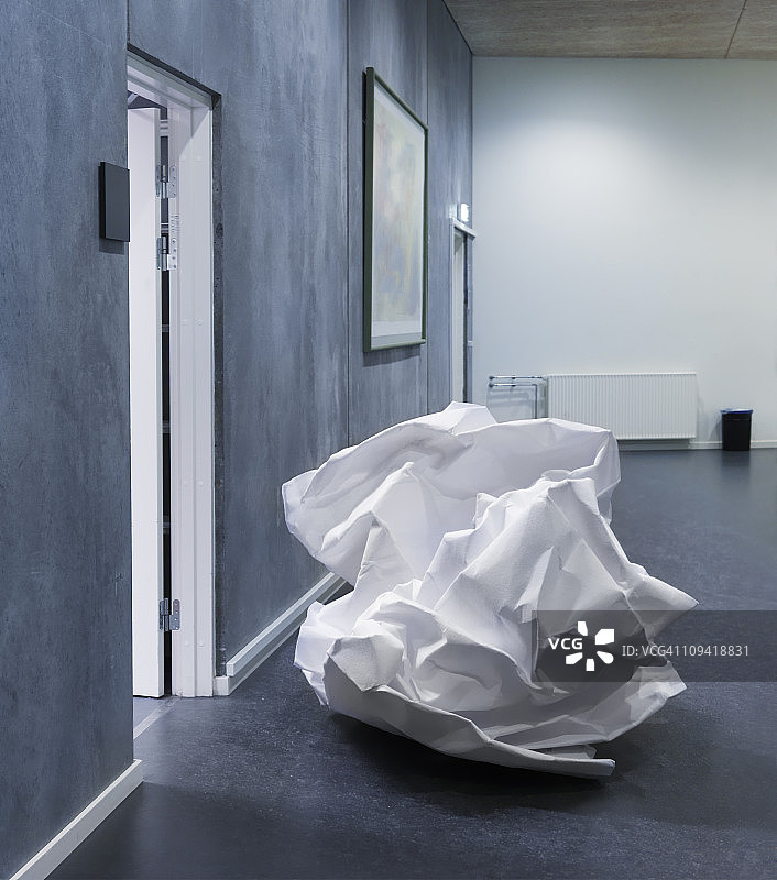 办公室里的巨大废纸团图片素材