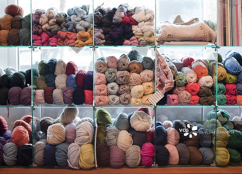 货架上的编织毛线图片素材
