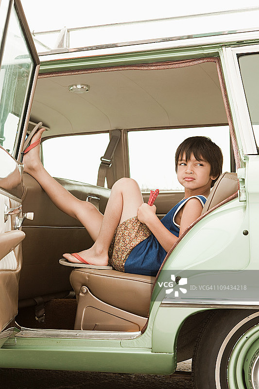 坐在车里的忧郁男孩图片素材