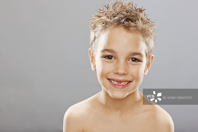 演播室人像：微笑的（8-9岁）缺牙男孩图片素材