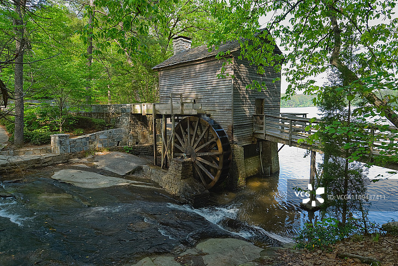 美国佐治亚州石山：树林中的水磨坊图片素材