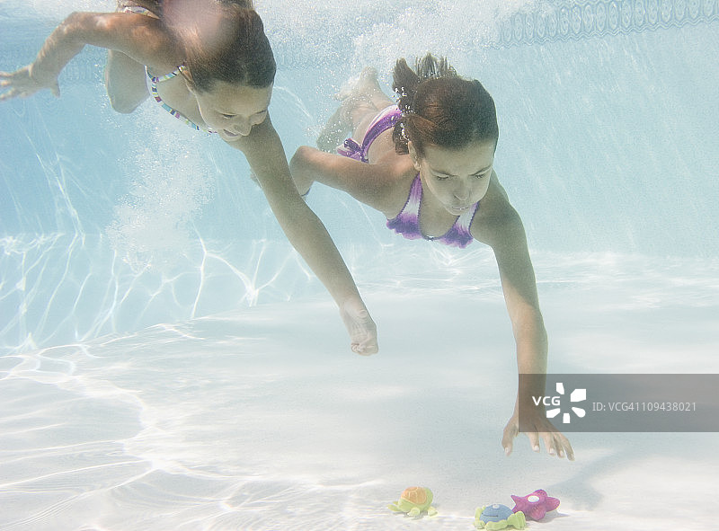 美国纽约州，游泳池里的女孩（10-11岁）图片素材