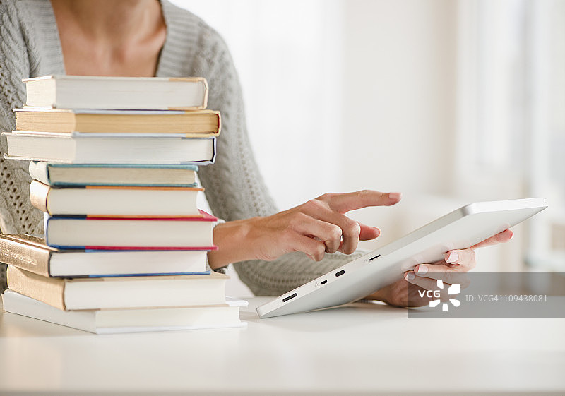 美国新泽西州泽西市，使用掌上电脑的女性特写图片素材