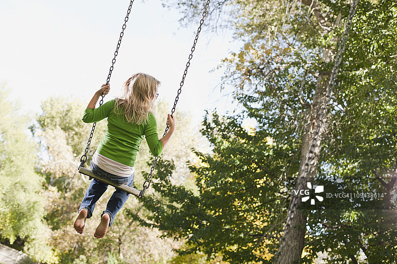 美国犹他州：在树秋千上荡漾的女孩（6-7岁）图片素材