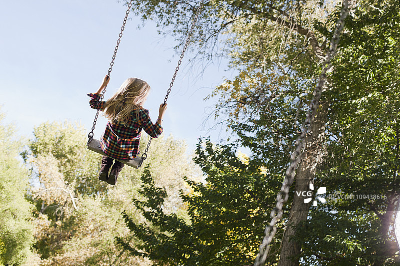 美国犹他州：在树秋千上荡漾的女孩（6-7岁）图片素材