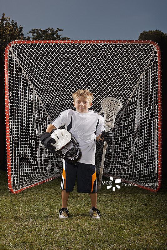 美国犹他州普罗沃，少年（6-7岁）长曲棍球运动员在球门前肖像图片素材