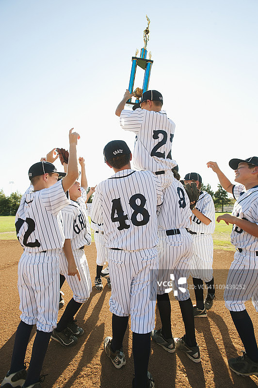 美国，加利福尼亚，拉德拉牧场，男孩(10-11)从小联盟获胜后庆祝图片素材