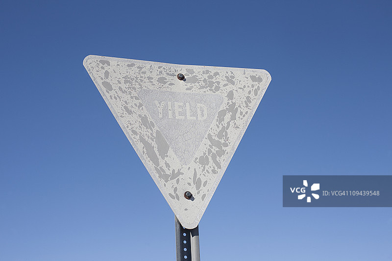 美国亚利桑那州温斯洛的旧避让标志，背景是蓝天图片素材