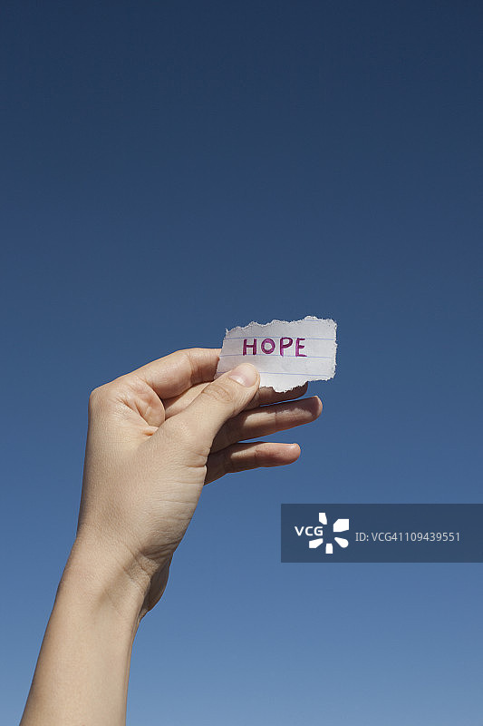美国亚利桑那州温斯洛市：手中拿着写有“希望”的纸图片素材
