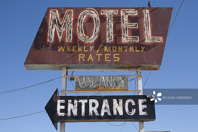 美国亚利桑那州温斯洛，蓝天下的老式汽车旅馆招牌图片素材