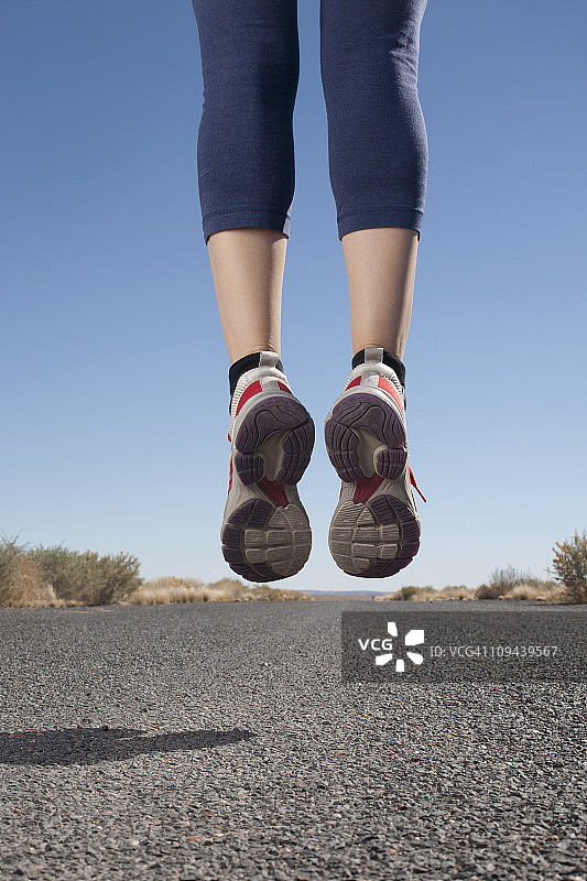 美国亚利桑那州温斯洛跳跃的中年妇女的下半身图片素材