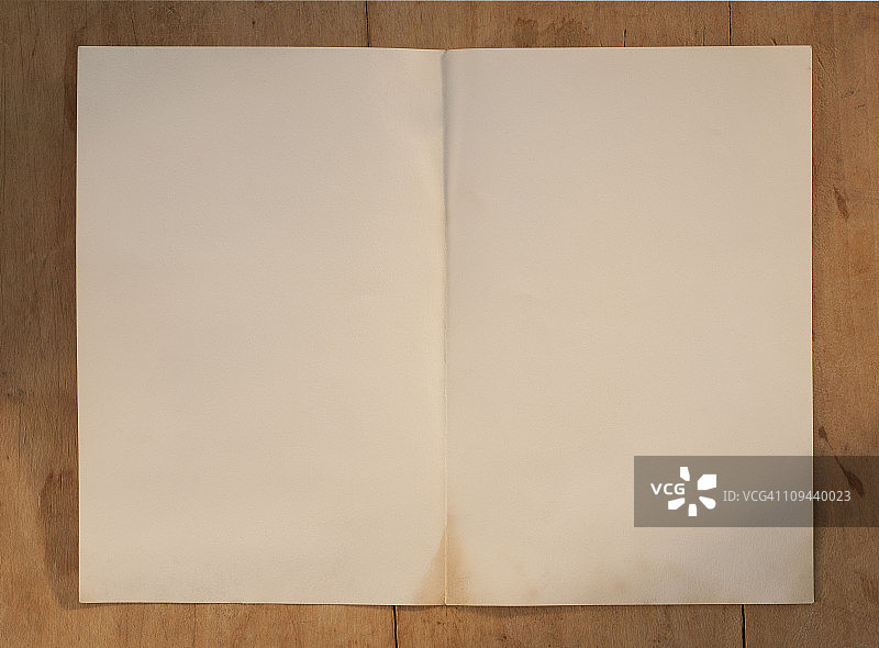 木桌上的空白页图片素材
