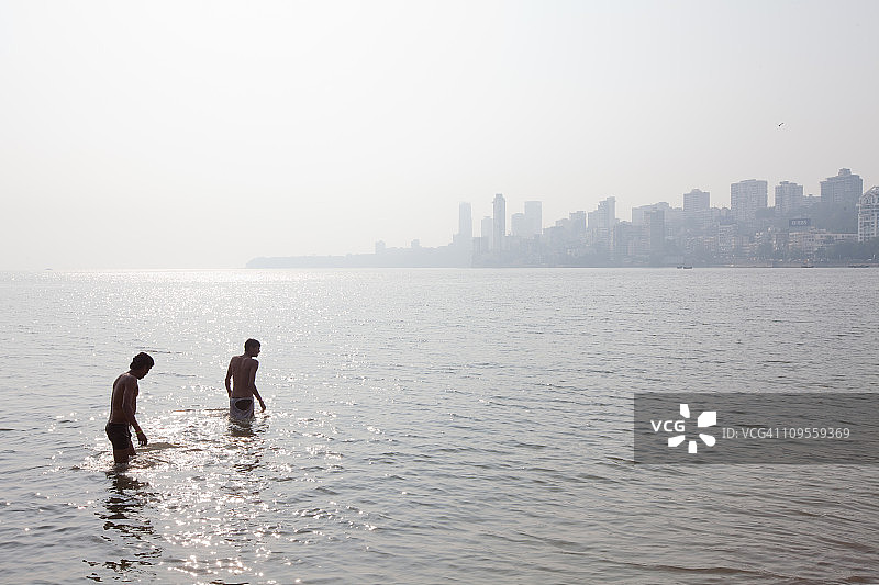乔帕蒂海滩上的人影剪影图片素材