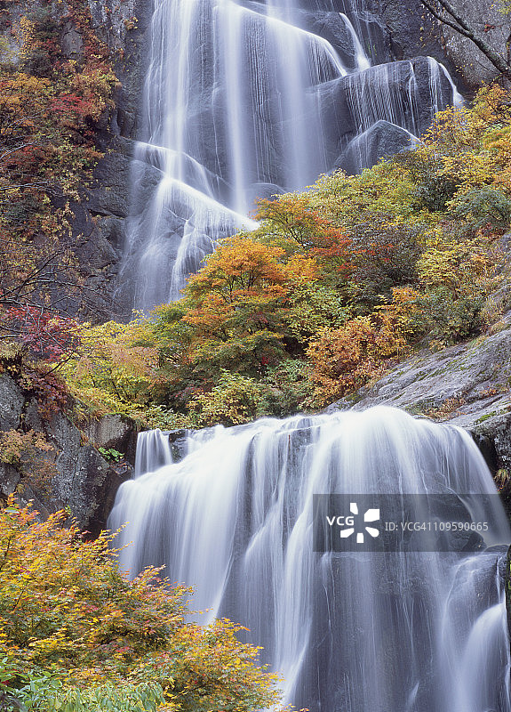 秋田县北秋田市的安栖瀑布和红叶图片素材