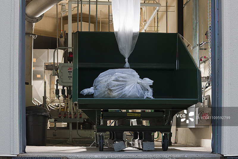 水处理厂的废弃抹布箱图片素材