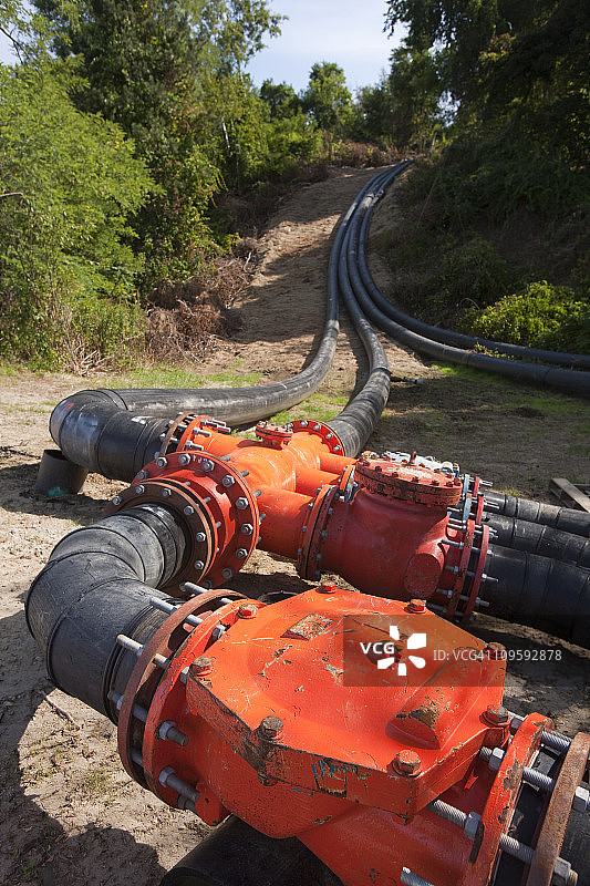 水处理厂的废水管道和泵图片素材