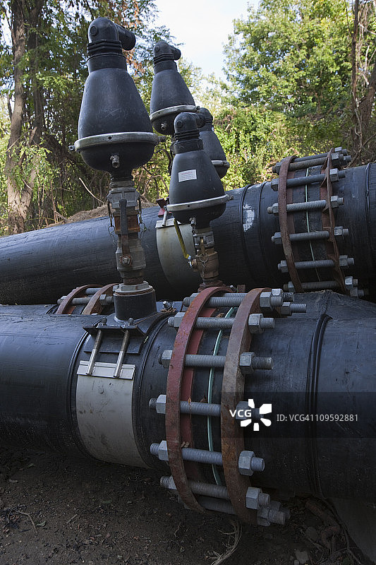 水处理厂的废水管道和泵图片素材
