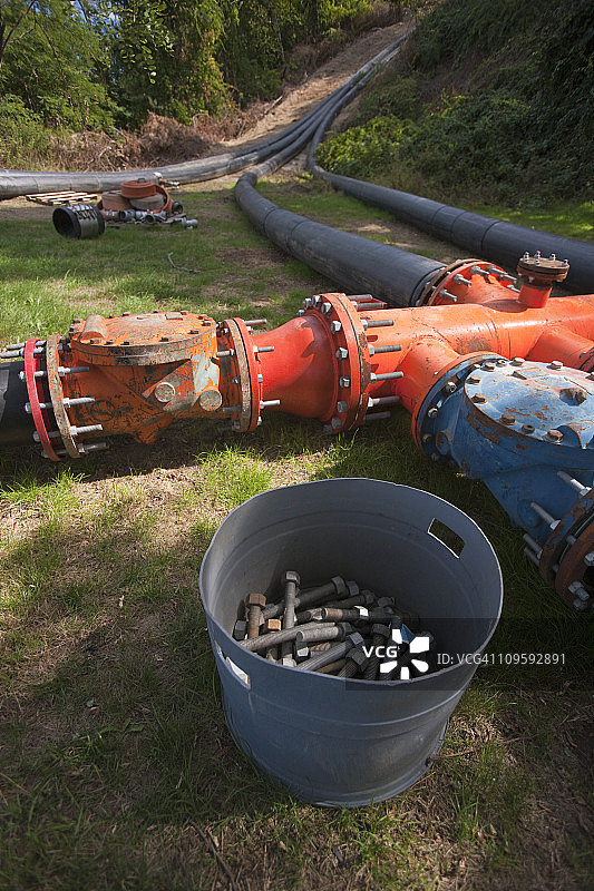 水处理厂的废水管道和泵图片素材