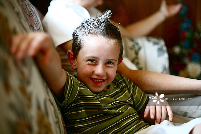 微笑的可爱小男孩图片素材