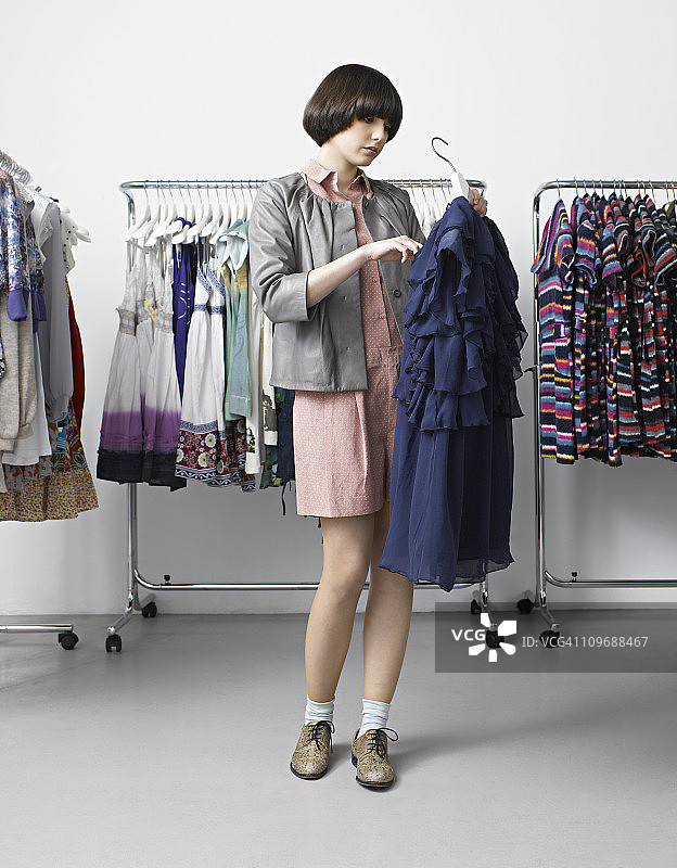在服装店看衣服的年轻女人图片素材